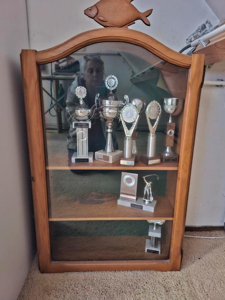 Handgemaakte trofee kast  met glazen deur, Watersport en Boten, Hengelsport | Algemeen, Zo goed als nieuw, Ophalen