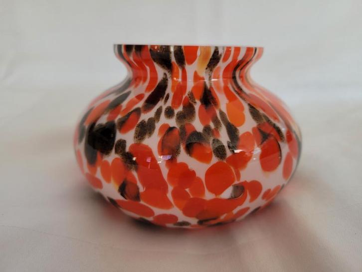 Kleurrijk glazen bolvaasje H 9 cm., Antiek en Kunst, Antiek | Vazen, Ophalen of Verzenden
