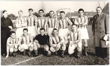 Foto 1952 NOAD Tilburg Voetbal Voetballen Elftal Leen Vente  beschikbaar voor biedingen