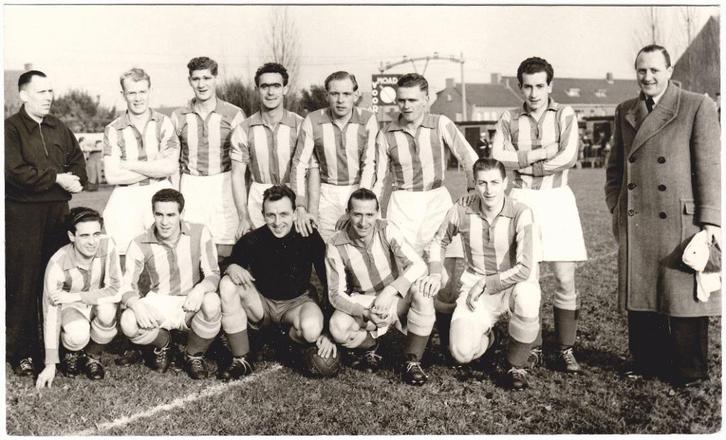 Foto 1952 NOAD Tilburg Voetbal Voetballen Elftal Leen Vente, Verzamelen, Sportartikelen en Voetbal, Gebruikt, Overige typen, Overige binnenlandse clubs