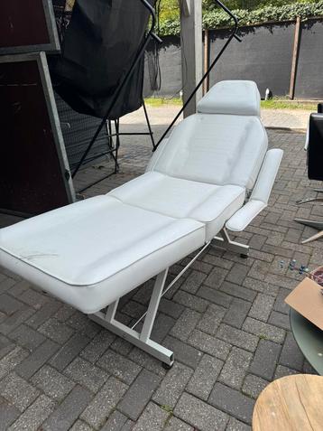Witte behandelstoel / massagetafel – verstelbaar beschikbaar voor biedingen