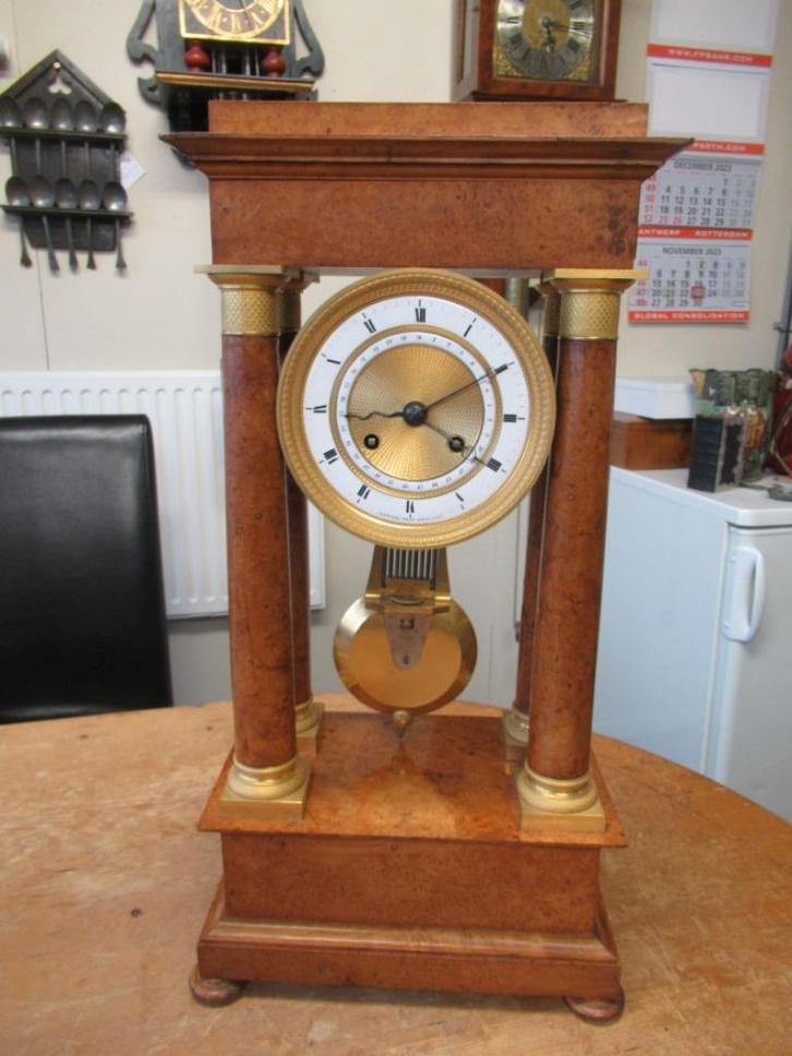 Oer 11097 grote ANTIEKE tuya wortel kolomklok met datum, Antiek en Kunst, Antiek | Klokken, Ophalen