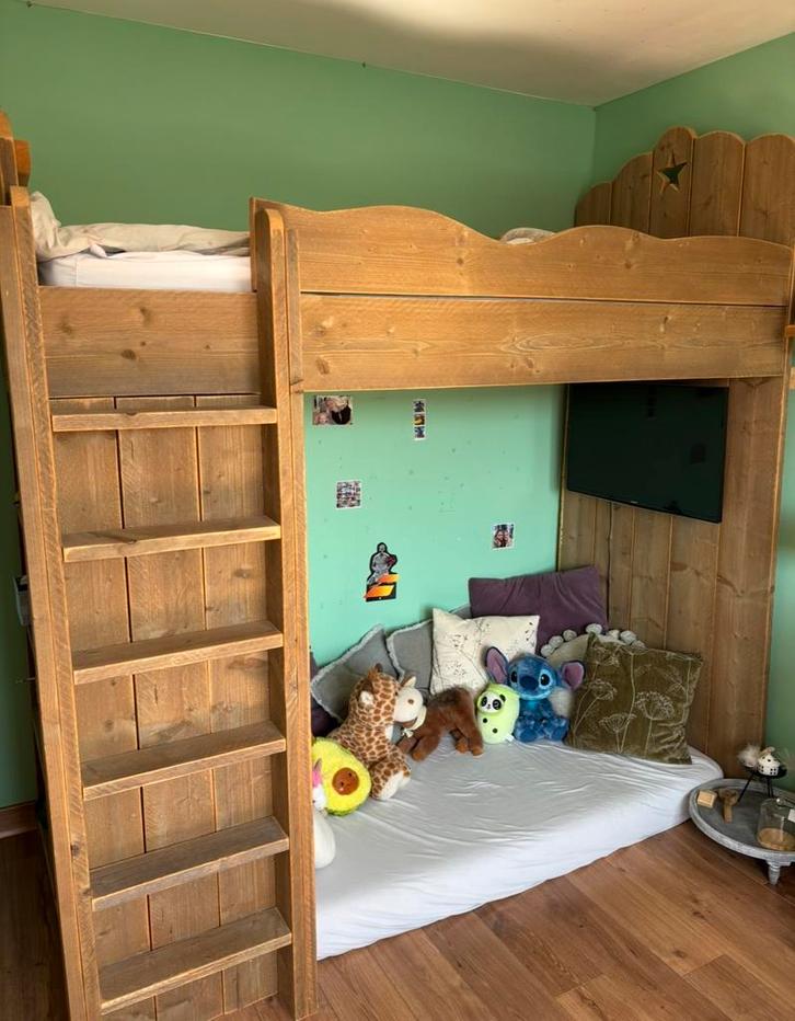 Saartje prum hoogslaper, bureau en kast, Kinderen en Baby's, Kinderkamer | Stapelbedden en Hoogslapers, Zo goed als nieuw, Hoogslaper