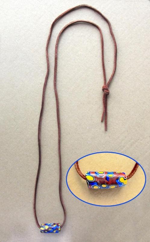 Kettinghanger Keramiek aan smal suède/leren snoer NIEUW, Sieraden, Tassen en Uiterlijk, Kettinghangers, Nieuw, Overige materialen