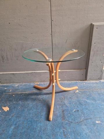 Deens design bijzettafel met glazen blad beschikbaar voor biedingen