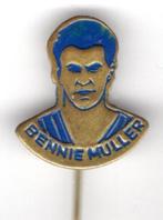 Bennie Muller zwart op koper voetbal speldjes( S_139 ), Verzenden, Zo goed als nieuw, Figuurtje, Speldje of Pin
