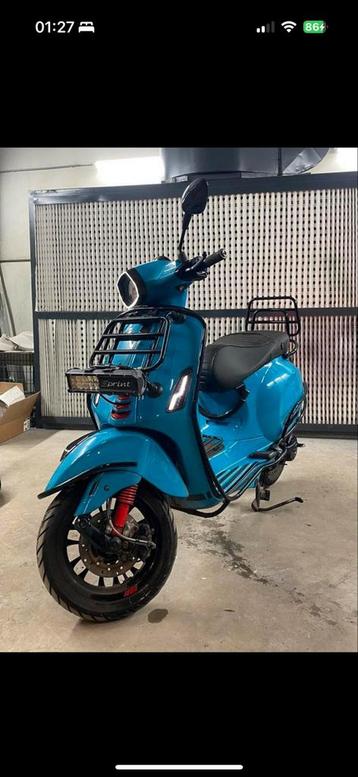 Vespa sprint miami blue beschikbaar voor biedingen