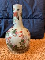 Twee Chinese vazen en schotel op standaard, Antiek en Kunst, Antiek | Vazen, Ophalen