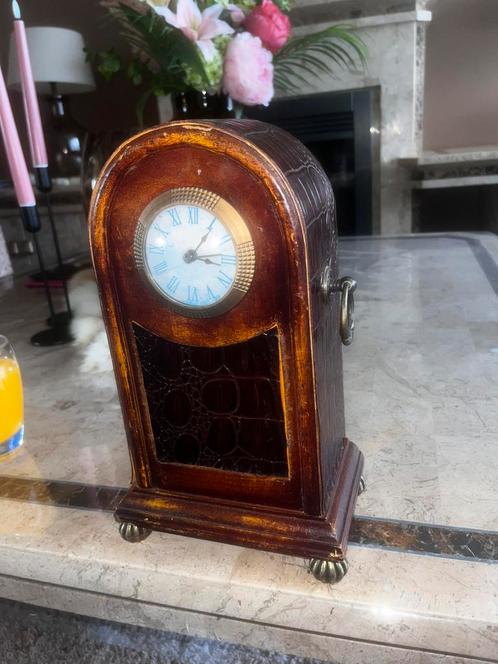 Vintage stijl houten tafelklok – klassiek en decoratief, Huis en Inrichting, Woonaccessoires | Klokken, Zo goed als nieuw, Wekker of Tafelklok