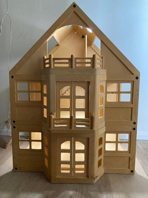 Houten poppenhuis, Verzamelen, Poppenhuizen en Toebehoren, Zo goed als nieuw, Poppenhuis, Ophalen