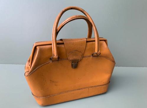 Vintage handtas in geverfd leer met beugelsluiting en gesp, Sieraden, Tassen en Uiterlijk, Tassen | Damestassen, Gebruikt, Handtas