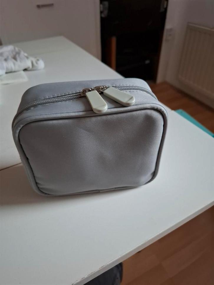 Toilettasje gehoorapparaat met schoonmaakdoekjes, Huis en Inrichting, Schoonmaakartikelen, Overige typen, Ophalen of Verzenden
