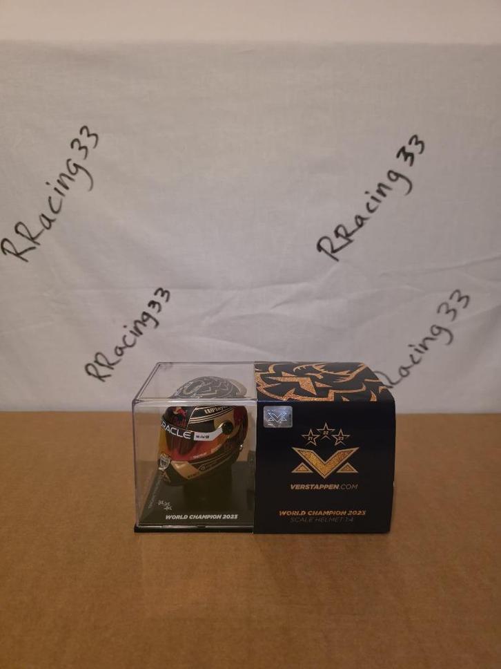 Verstappen WORLD CHAMPION 2023 helm 1:4 + kinspoiler, Verzamelen, Automerken, Motoren en Formule 1, Nieuw, Formule 1, Ophalen of Verzenden