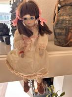 Antieke Porseleinen Pop met Roze Linten, Ophalen of Verzenden