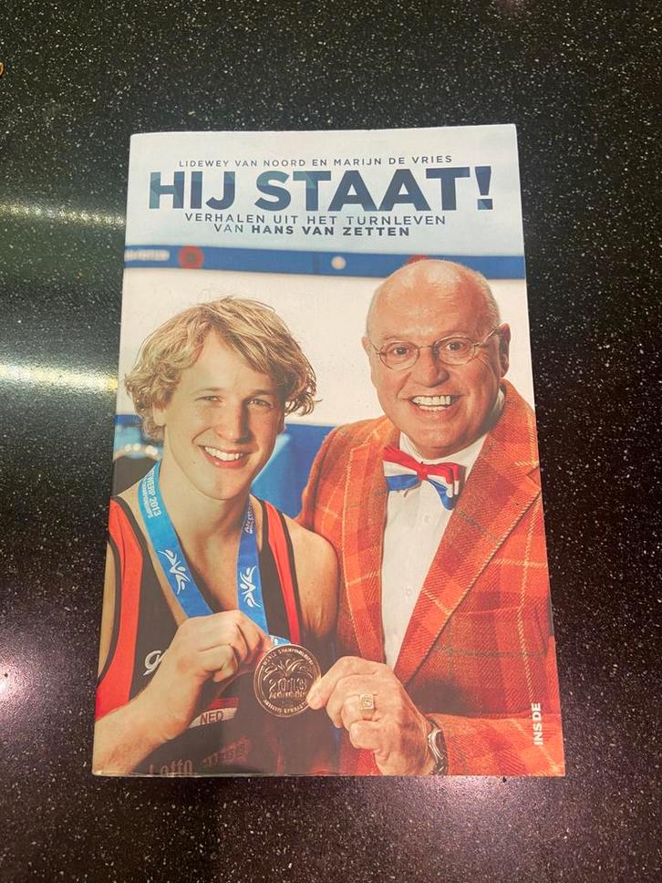 Marijn de Vries - Hij staat!, Boeken, Sportboeken, Zo goed als nieuw, Balsport, Ophalen of Verzenden