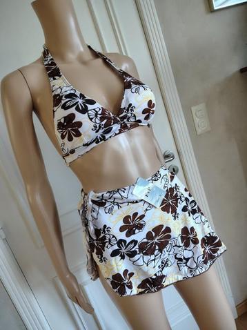 Bikini met bijhorende pareo   beschikbaar voor biedingen