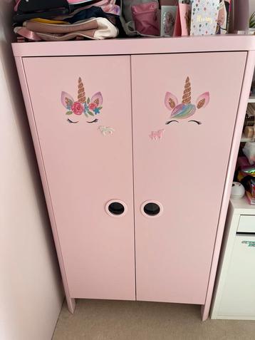 Roze kinderkledingkast hangdeel en plankjes beschikbaar voor biedingen