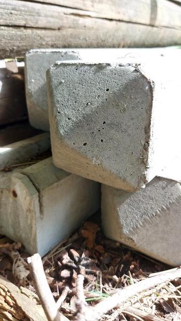 Betonpalen beschikbaar voor biedingen