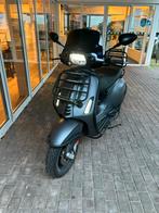 Te koop: Mat grijze Vespa Sprint 2022 (E5) – 50 km/u, Fietsen en Brommers, Scooters | Vespa, Ophalen, Nieuw