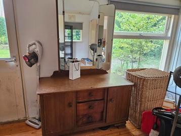 Dressoirkast beschikbaar voor biedingen