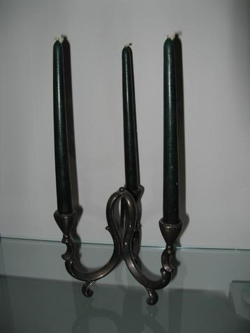 Oude verzilverde kandelaar beschikbaar voor biedingen