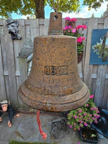 Antieke bel doorsnede 21 cm beschikbaar voor biedingen