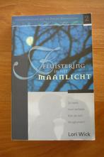 Chr. Roman Lori Wick '' FLUISTERING IN MAANLICHT '' (2), Boeken, Ophalen of Verzenden, Gelezen, Lori Wick, Christendom | Protestants