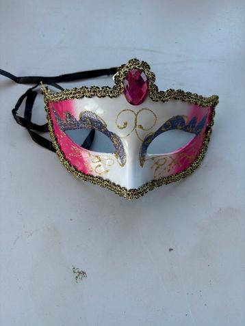 (F) Venetiaans balmasker roze-wit met goud en steen – feest beschikbaar voor biedingen