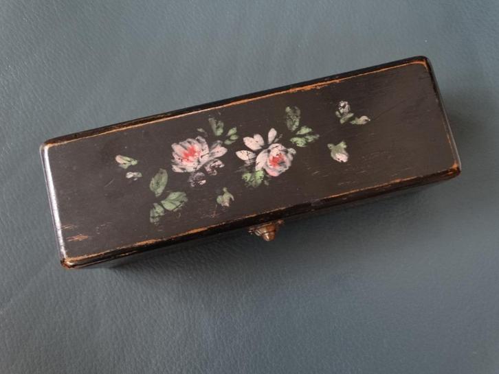 Gezwart houten langwerpig doosje met roosjes, antiek, Antiek en Kunst, Antiek | Woonaccessoires, Verzenden