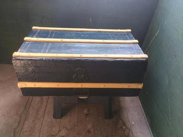 Antieke Kist. Hout met metaal  beschikbaar voor biedingen