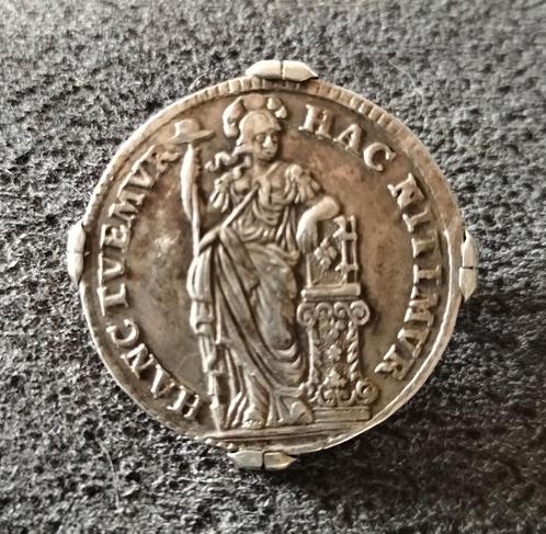 Halve gulden met zilveren kast, speld.  1751, Antiek en Kunst, Antiek | Goud en Zilver, Ophalen of Verzenden