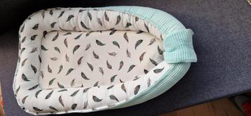 Babybedje licht blauw met veren patroon  beschikbaar voor biedingen