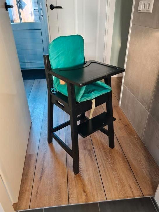 Zwarte houten kinderstoel, Kinderen en Baby's, Kinderstoelen, Gebruikt, Overige typen, Aanschuifbaar, Afneembaar eetblad, Gordel(s)