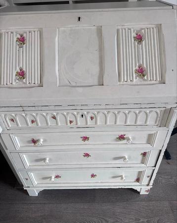 Gratis Kastje/Bureau voor Naaispullen - Afhalen beschikbaar voor biedingen