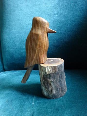 Wood art: hard houten vogel op stronk- gesigneerd beschikbaar voor biedingen