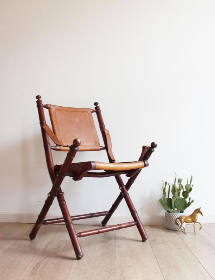 Houten vintage klapstoel. Antieke opvouwbare lederen stoel, Antiek en Kunst, Antiek | Meubels | Stoelen en Banken, Ophalen