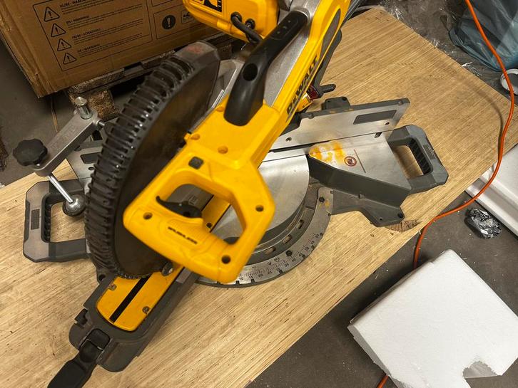 DeWALT DHS780N FlexVolt 54V Accu afkortzaag body 305mm, Doe-het-zelf en Verbouw, Gereedschap | Zaagmachines, Gebruikt, Afkortzaag