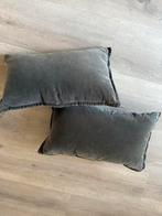 2 grijze kussens van Mrs. Bloom, Ophalen, Zo goed als nieuw, Grijs, Rechthoekig