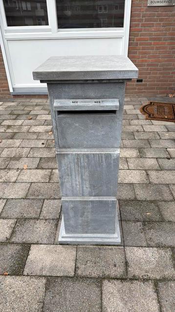 Hardstenen Staande Brievenbus beschikbaar voor biedingen