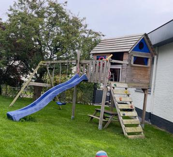Speelhuisje met schommels en glijbaan. beschikbaar voor biedingen