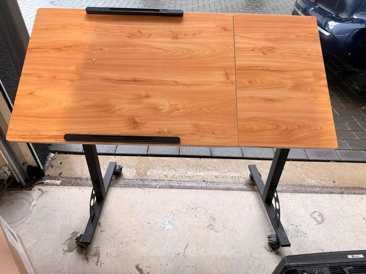 Verstelbaar klein tafeltje, Computers en Software, Laptoptafels, Gebruikt, In diepte verstelbaar, Ophalen of Verzenden