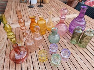 Vaasjes en kandelaars multicolor beschikbaar voor biedingen