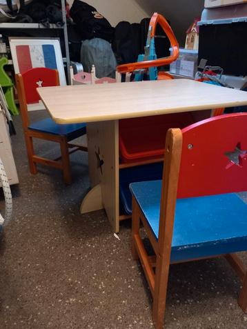 Kidkraft Speeltafel met 2 Stoelen & Opbergvakken beschikbaar voor biedingen