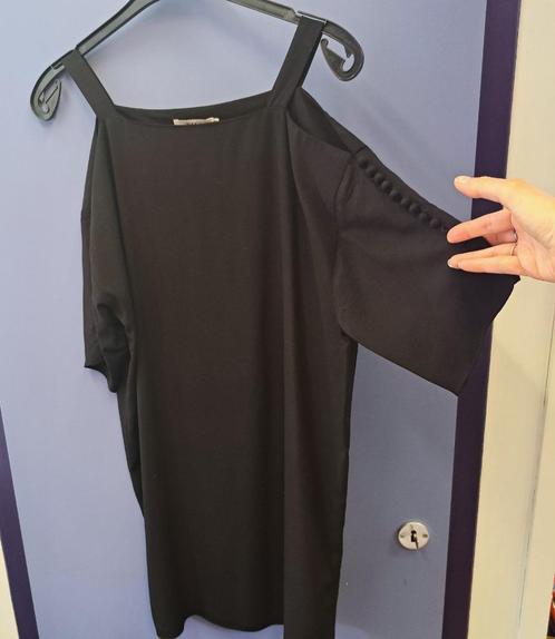 Nikkie cold shoulder jurk zwart + knoopaccenten mt 36 49227, Kleding | Dames, Jurken, Zo goed als nieuw, Maat 36 (S), Zwart, Boven de knie