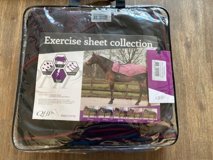 Fleecegevoerde uitrijdeken QHP maat XL zwart-rood, Dieren en Toebehoren, Paarden en Pony's | Dekens en Dekjes, Nieuw, Deken, Ophalen of Verzenden