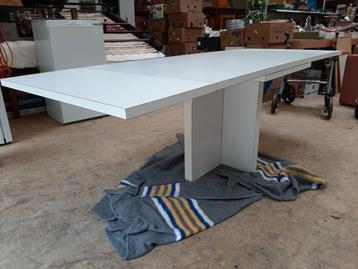 Strakke witte houten uitklapbare eettafel.  beschikbaar voor biedingen