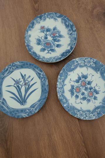  Set van 3 blauwe sierborden met bloemenmotief beschikbaar voor biedingen
