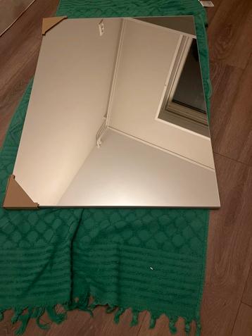 Mooie rechthoekige spiegel beschikbaar voor biedingen