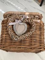 Mooie rieten mand met deksel en aanhangend hart., Hobby en Vrije tijd, Picknickmanden, Ophalen of Verzenden, Zo goed als nieuw