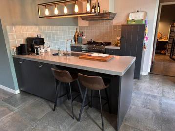 DONKERGRIJS EILAND LANDELIJKE KEUKEN beschikbaar voor biedingen